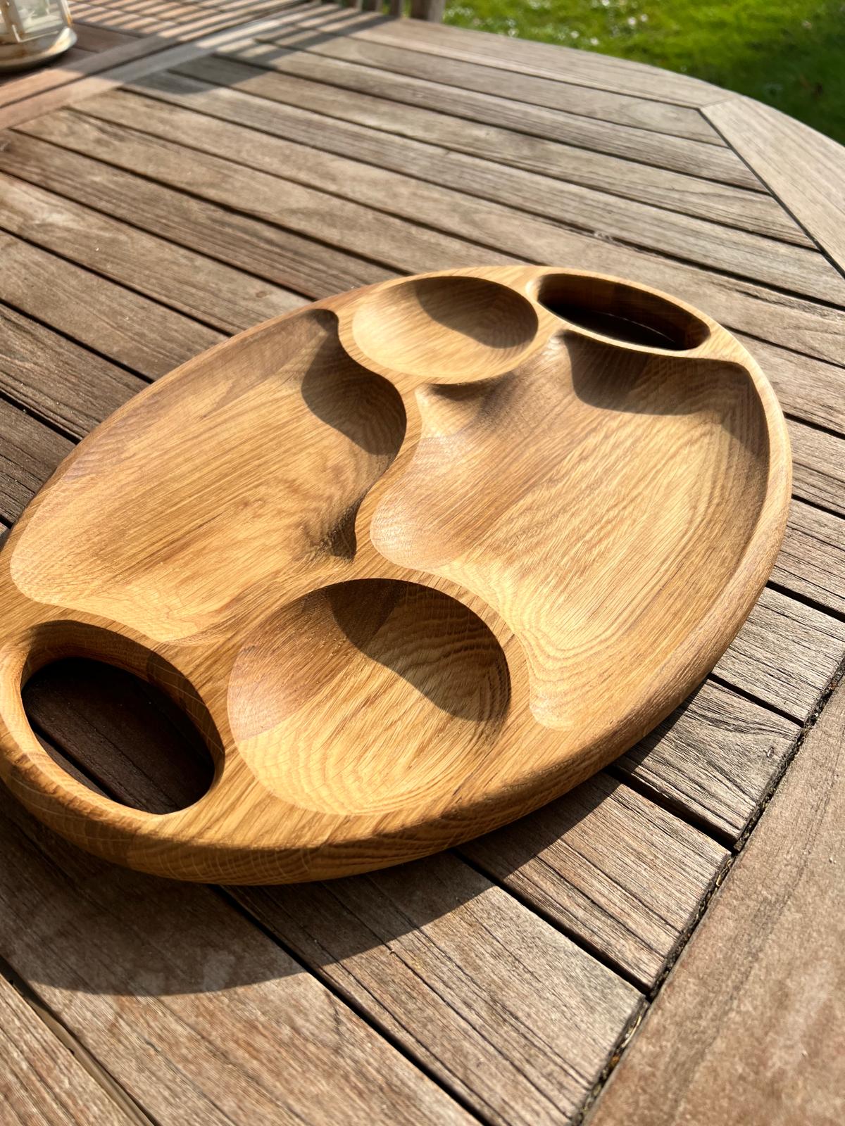 Plateau ovale avec compartiments en bois fait main