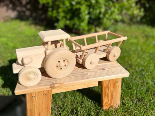 Tracteur en bois avec remorque forestière, jouet artisanal durable