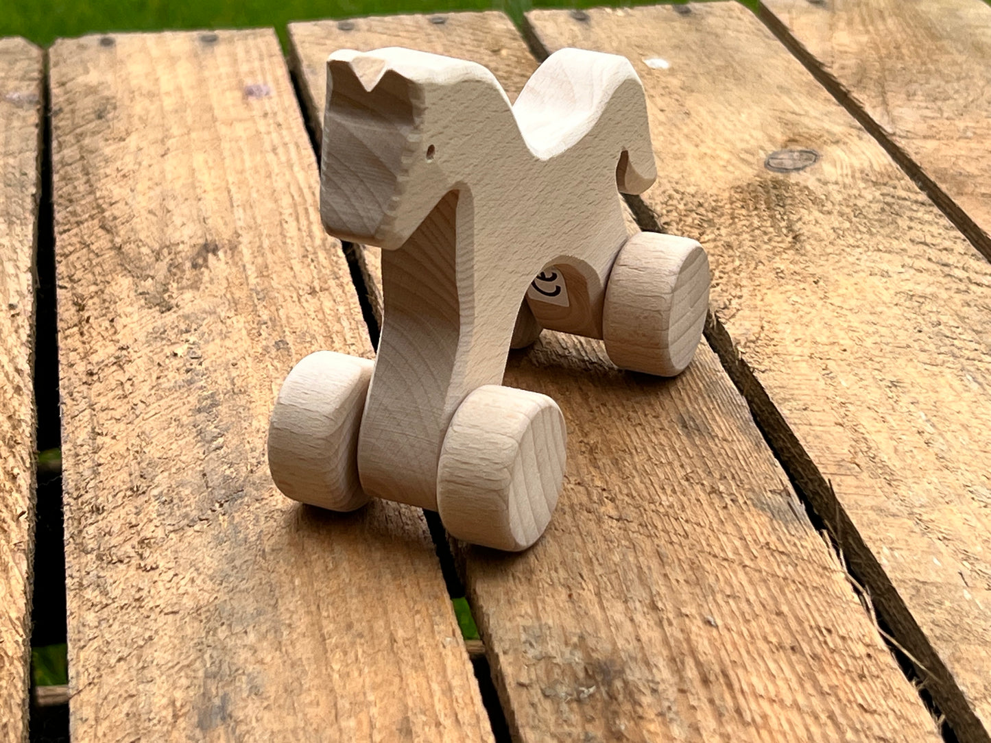 Petit cheval à roulette en bois