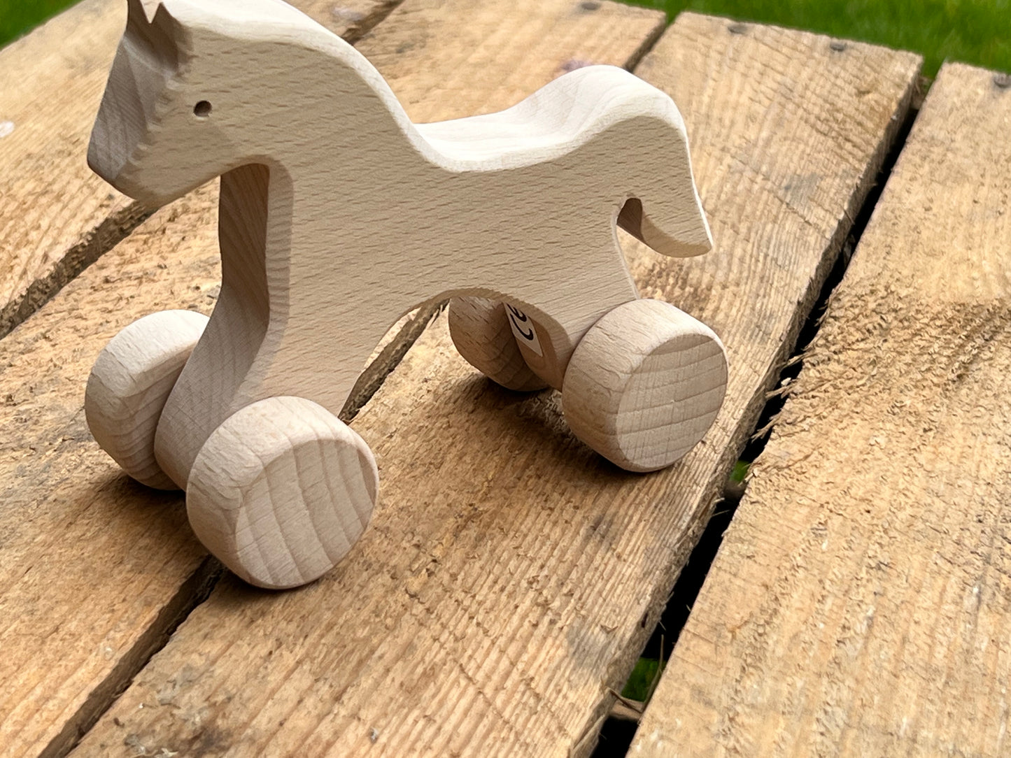 Petit cheval à roulette en bois