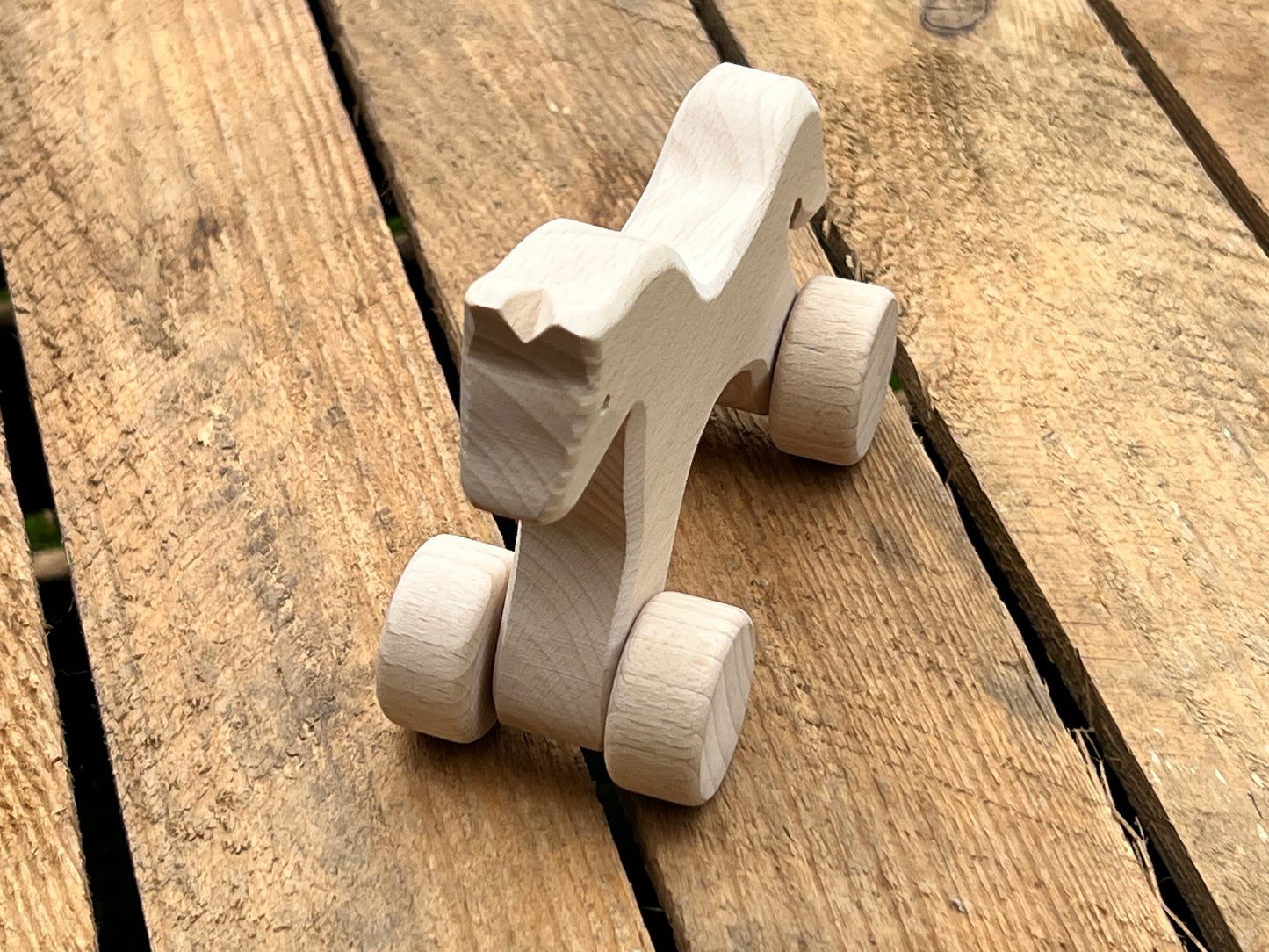 Petit cheval à roulette en bois