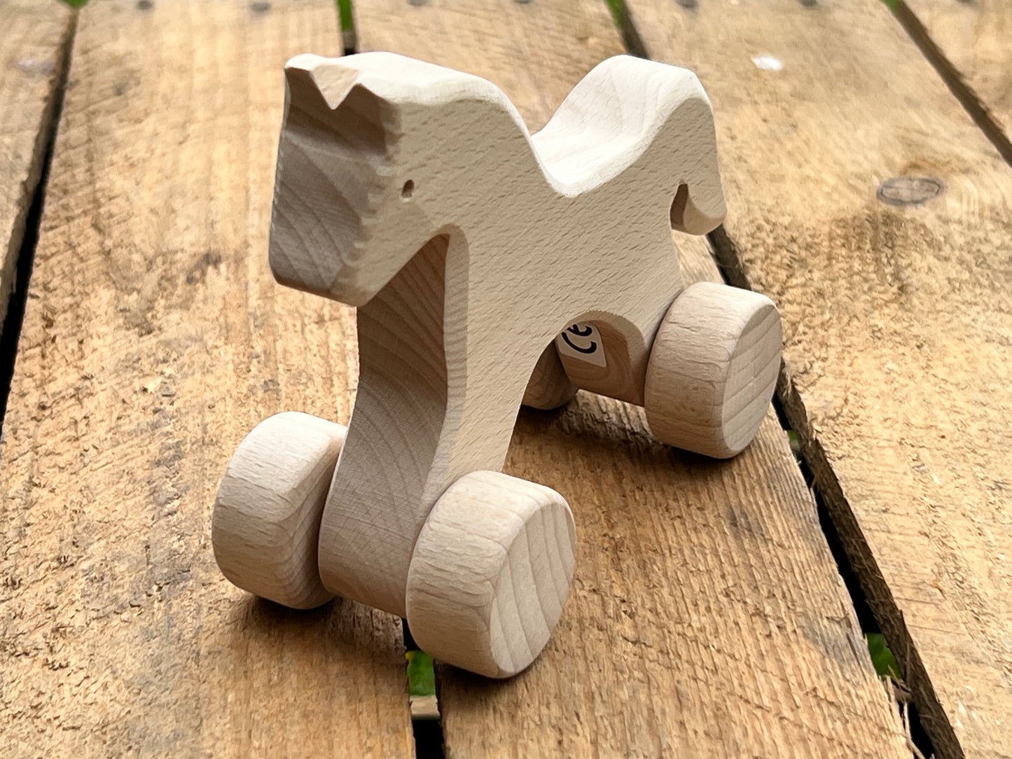 Petit cheval à roulette en bois