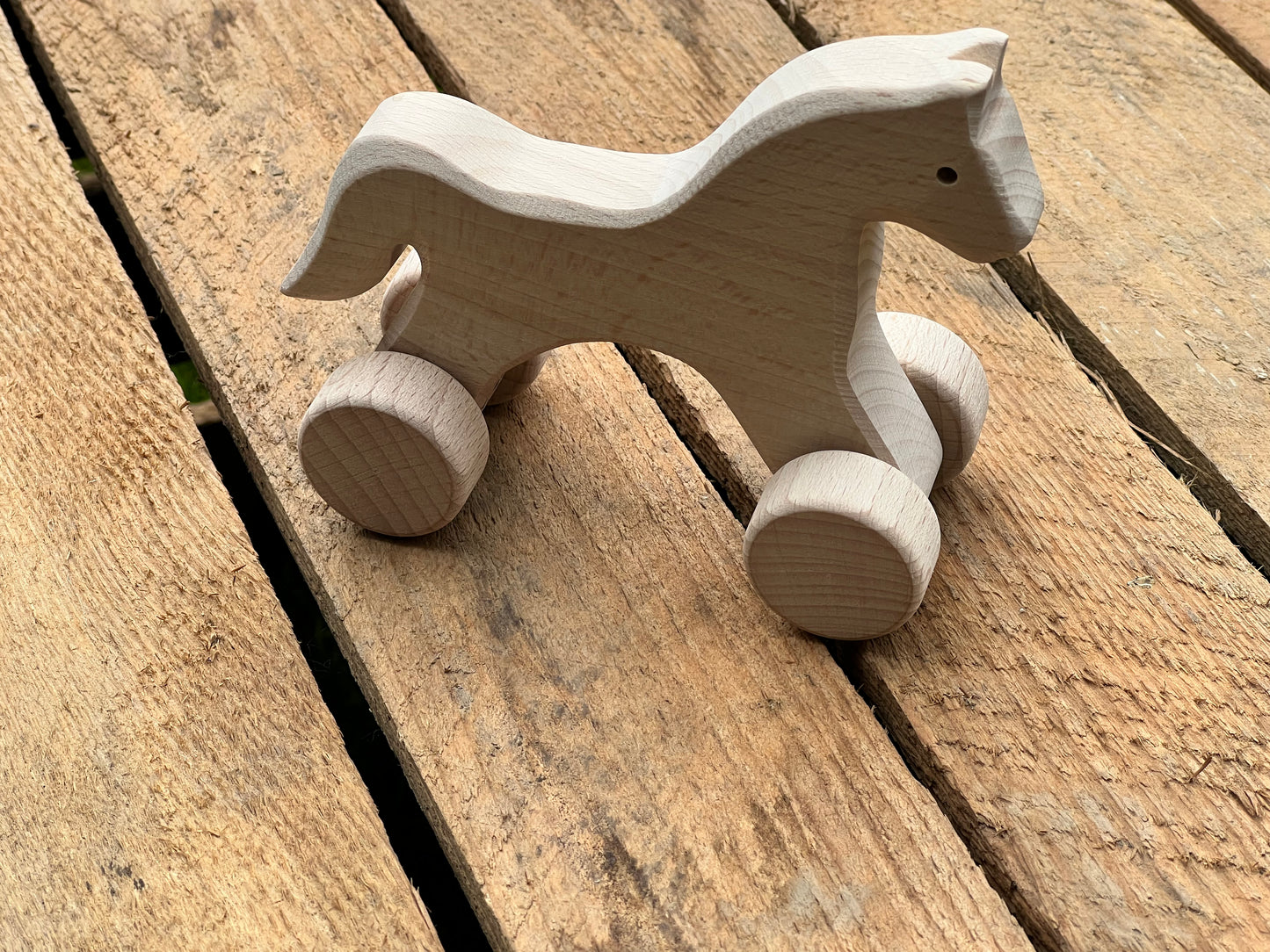 Petit cheval à roulette en bois