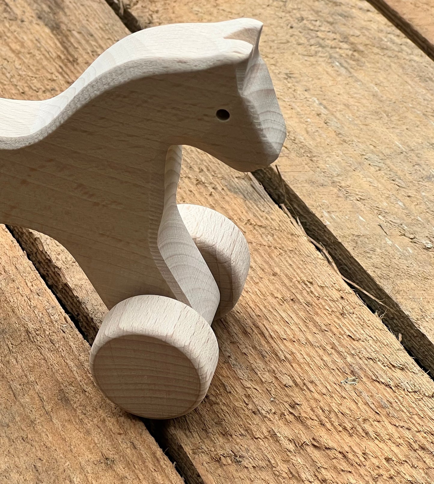 Petit cheval à roulette en bois