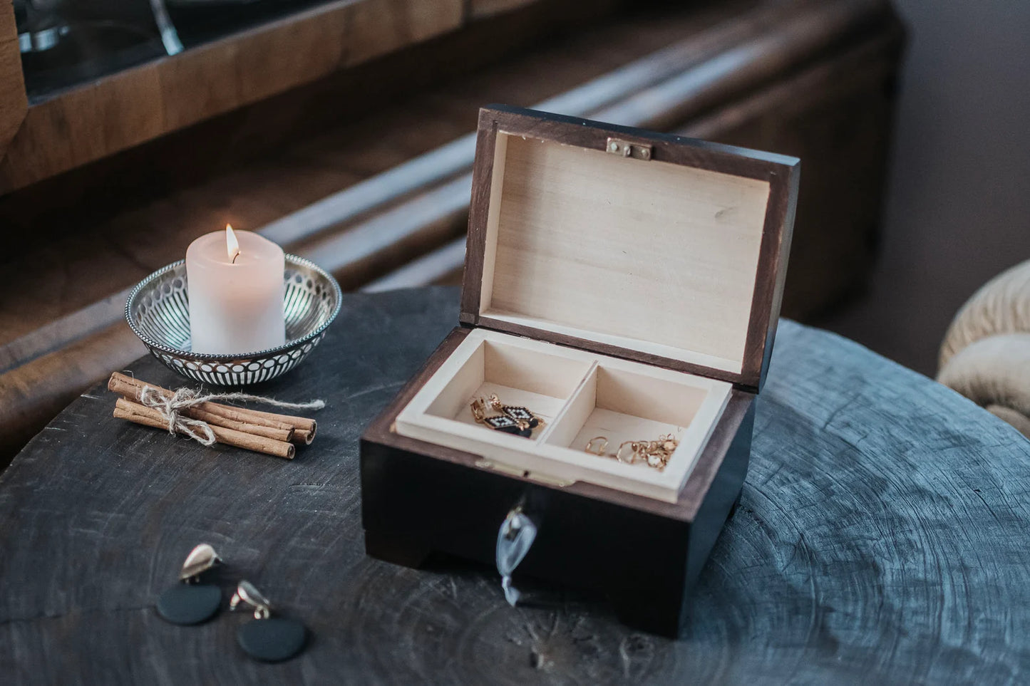 Boîte à souvenirs en bois marron foncé avec deux compartiments