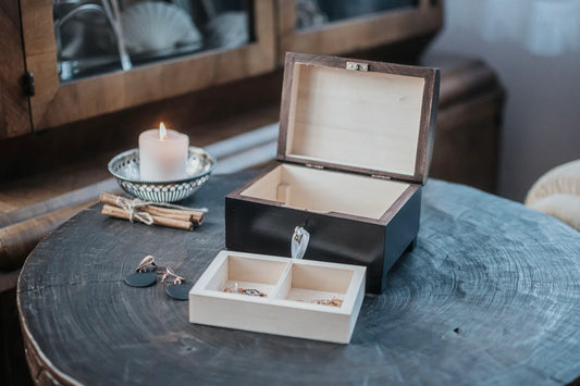 Boîte à souvenirs en bois marron foncé avec deux compartiments
