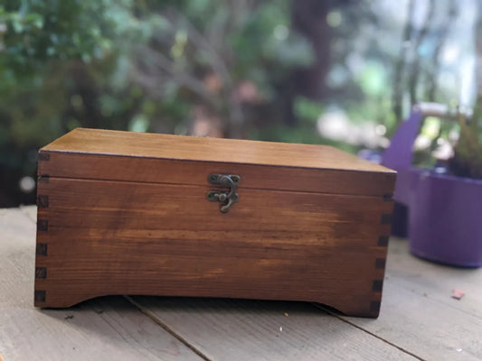 Boite à bijoux en bois marron avec fermoir