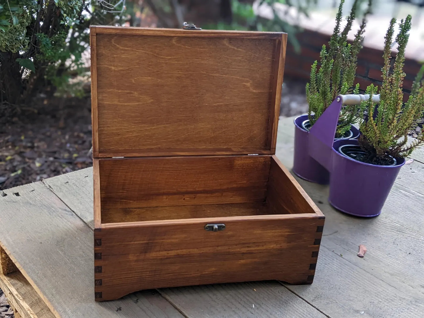 Boite à bijoux en bois marron avec fermoir