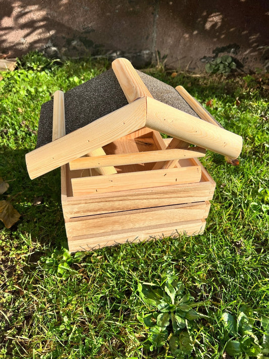 Nichoir artisanal en bois pour oiseaux du jardin – toit étanche, largeur 28 mm - La Cabane à Loulous