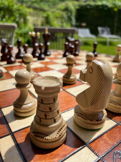 Jeu d'échecs pliable en bois : élégance et praticité