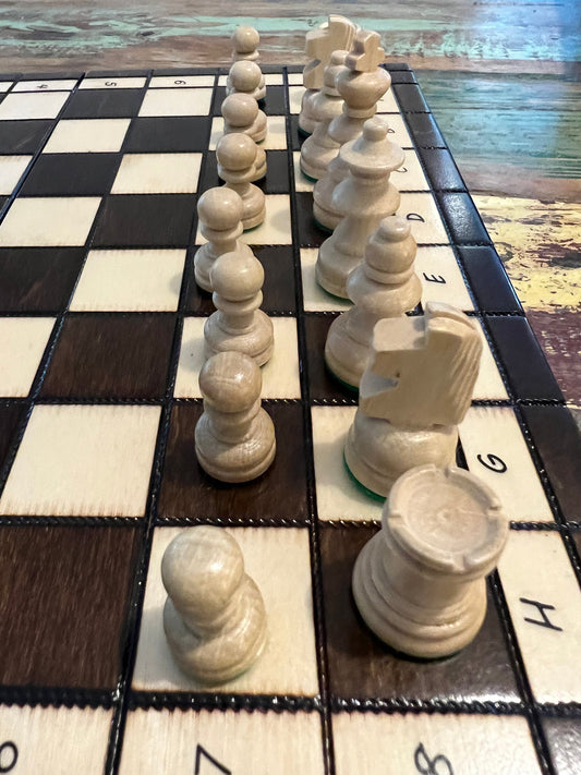 Jeu d'échecs fait main en bois : échiquiers artisanaux