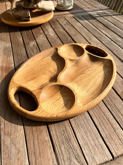 Plateau ovale avec compartiments en bois fait main