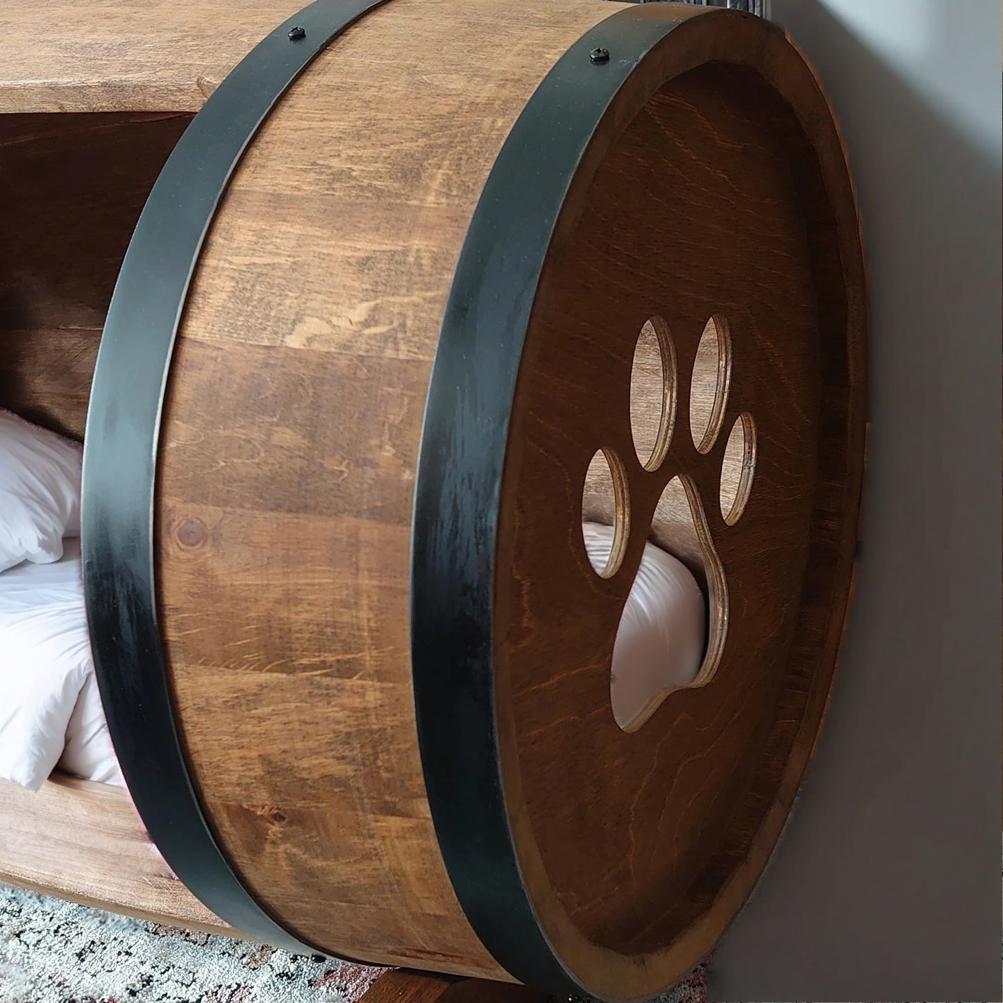 Niche pour chien en bois fait main en forme de tonneau