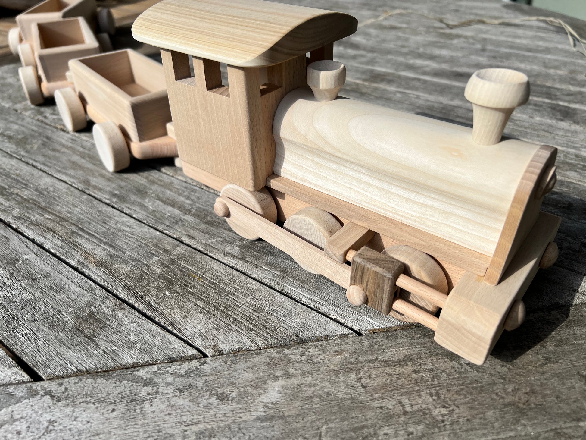 Train avec ses wagons en bois fait main - La Cabane à Loulous