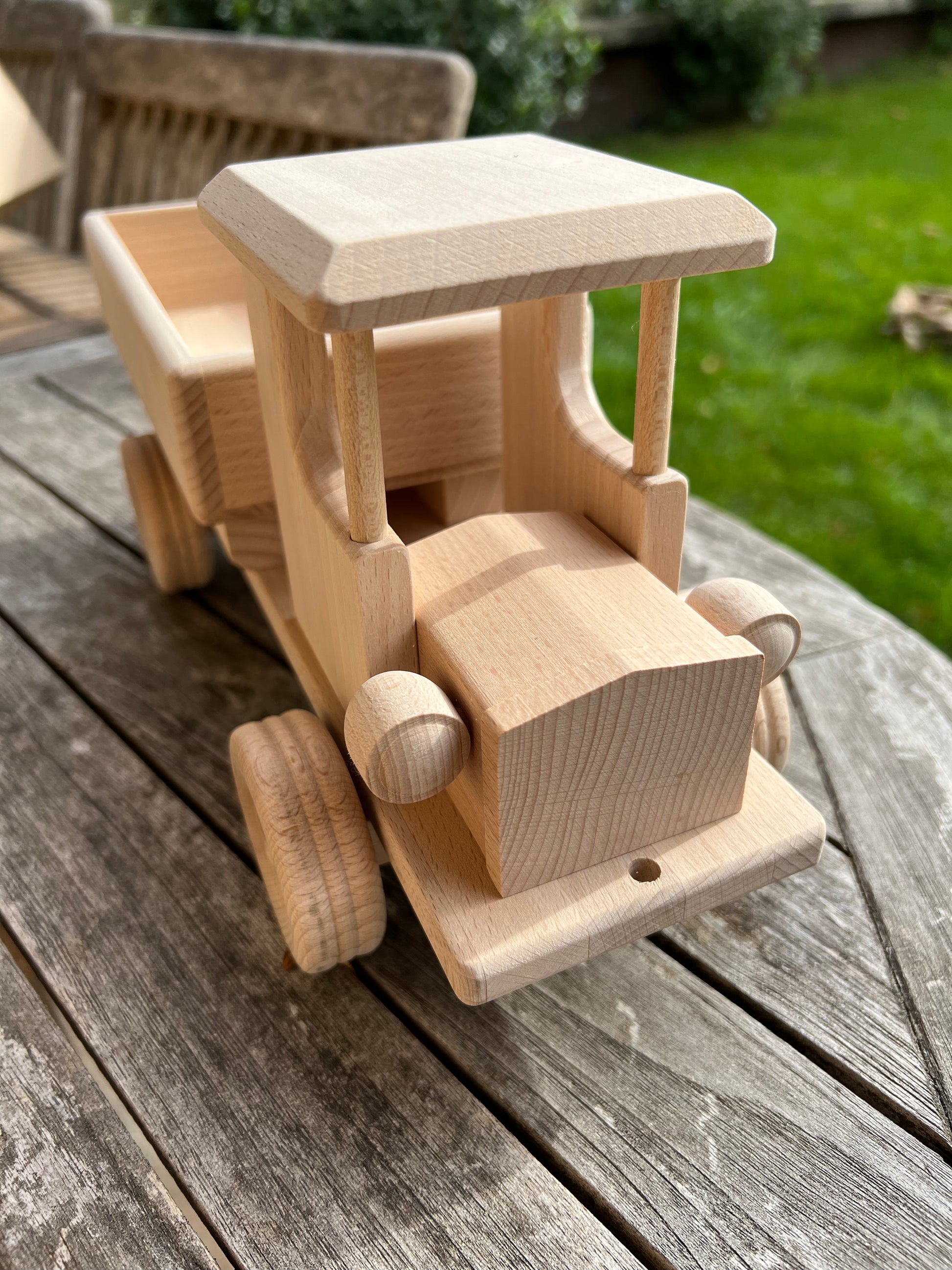 Détail de la camionnette en bois de hêtre fait main avec finition lisse.