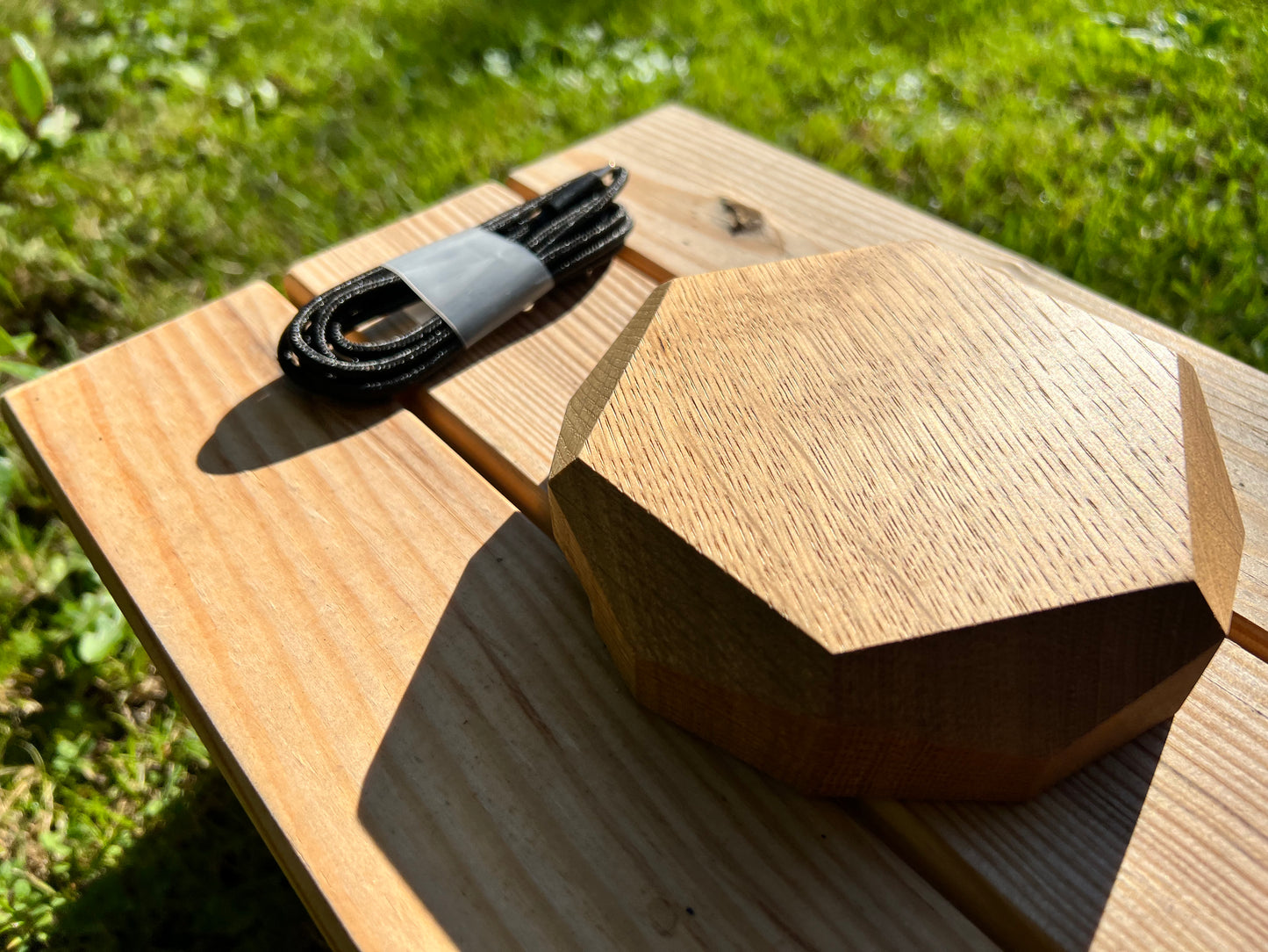 Chargeur Sans Fil en Bois - Élégance Naturelle et Technologie Moderne - La Cabane à Loulous