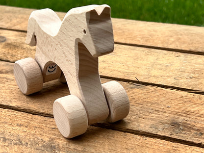 Petit cheval à roulette en bois