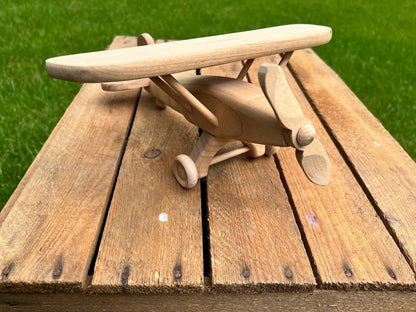 Avion en bois monoplan fait main : jouet décoratif et durable - La Cabane à Loulous