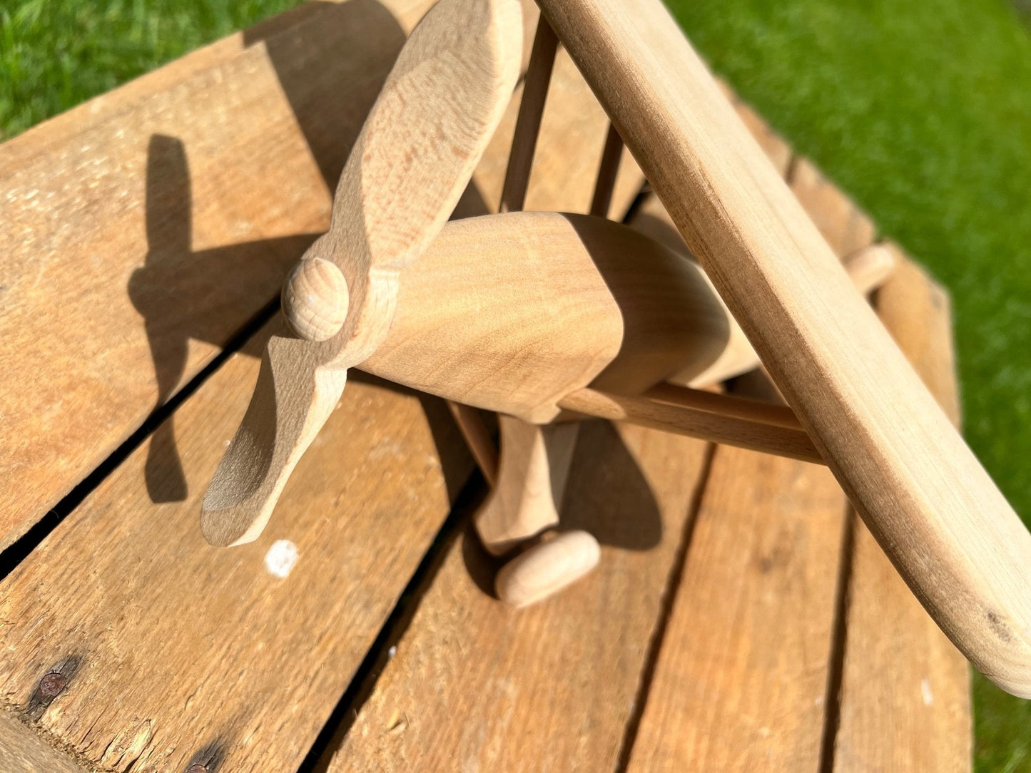 Avion en bois monoplan fait main : jouet décoratif et durable - La Cabane à Loulous
