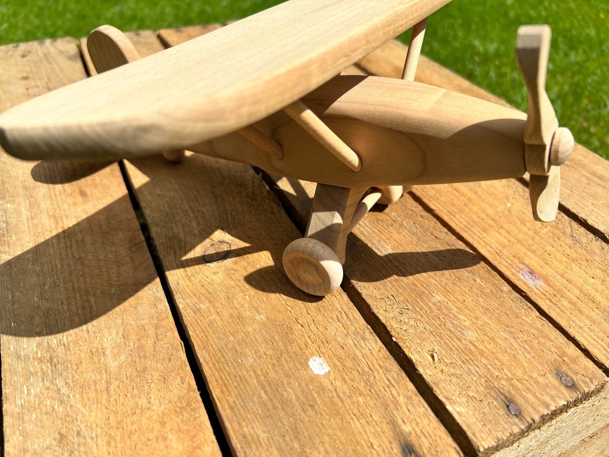 Avion en bois monoplan fait main : jouet décoratif et durable - La Cabane à Loulous