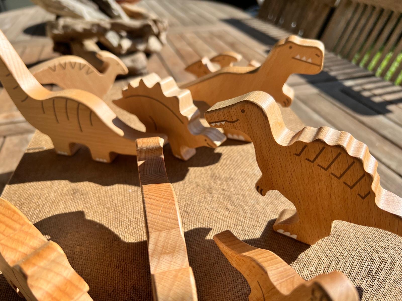 Figurines de dinosaures en bois fait main - La Cabane à Loulous