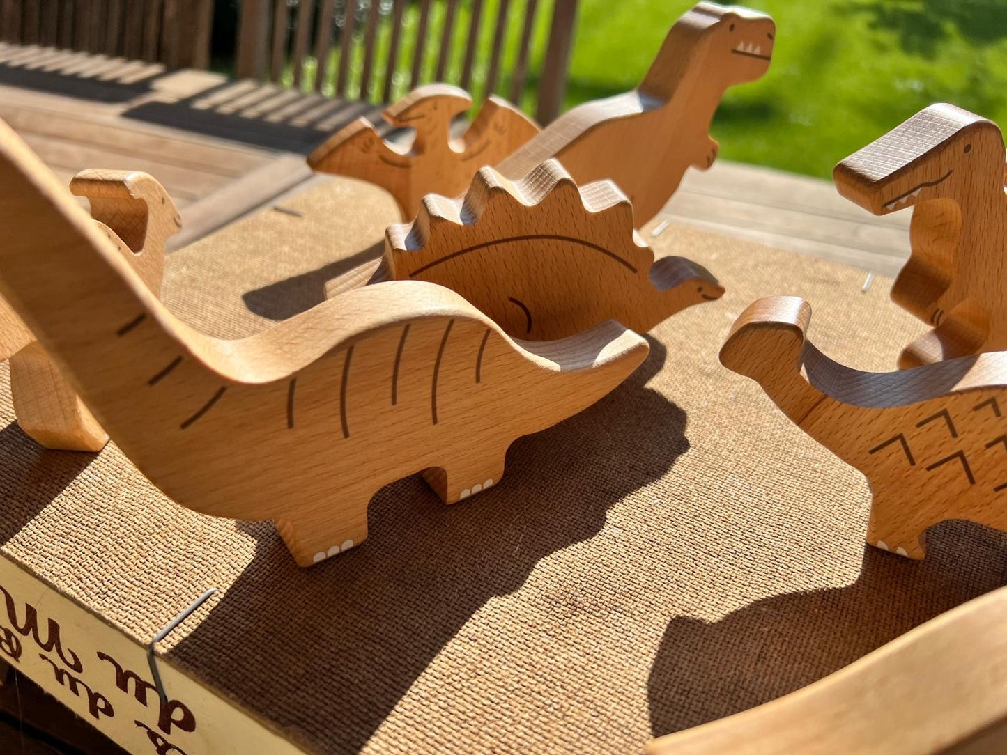 Figurines de dinosaures en bois fait main - La Cabane à Loulous