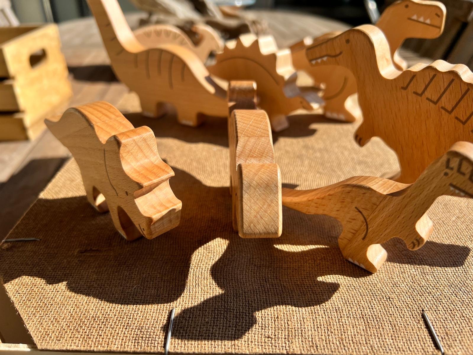 Figurines de dinosaures en bois fait main - La Cabane à Loulous