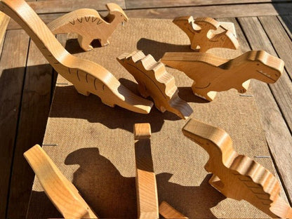 Figurines de dinosaures en bois fait main - La Cabane à Loulous