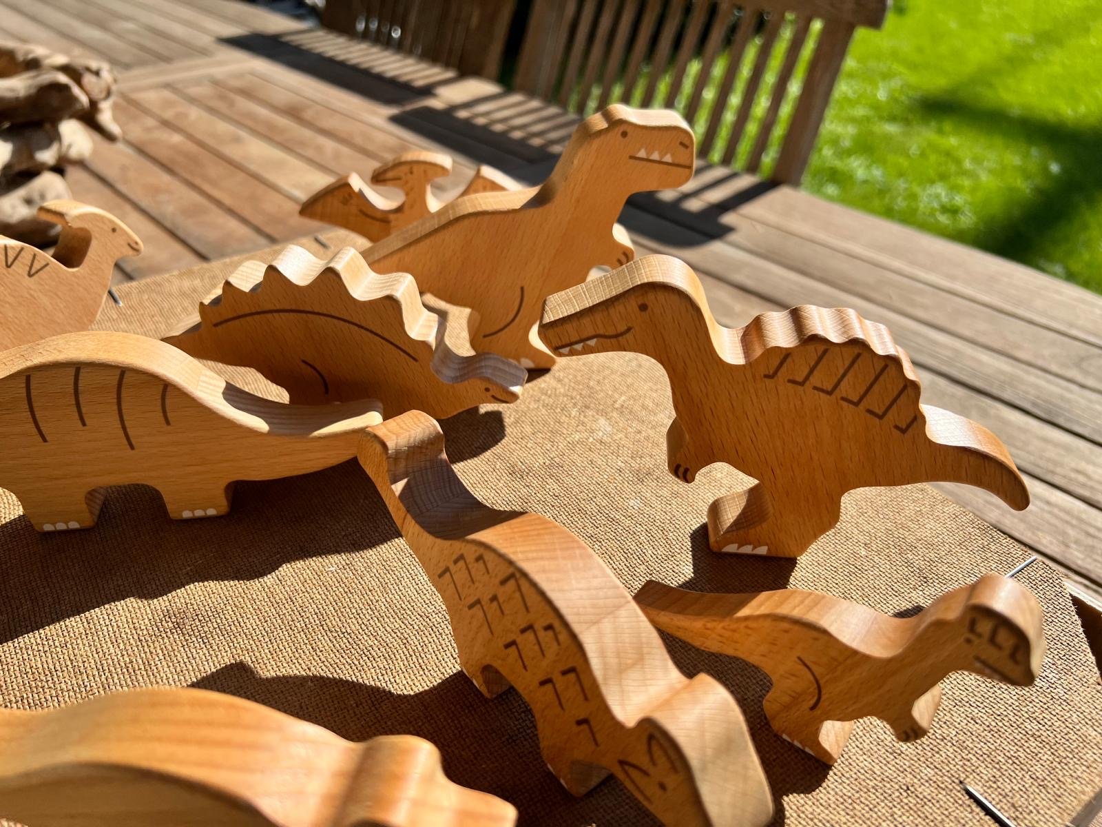 Figurines de dinosaures en bois fait main - La Cabane à Loulous