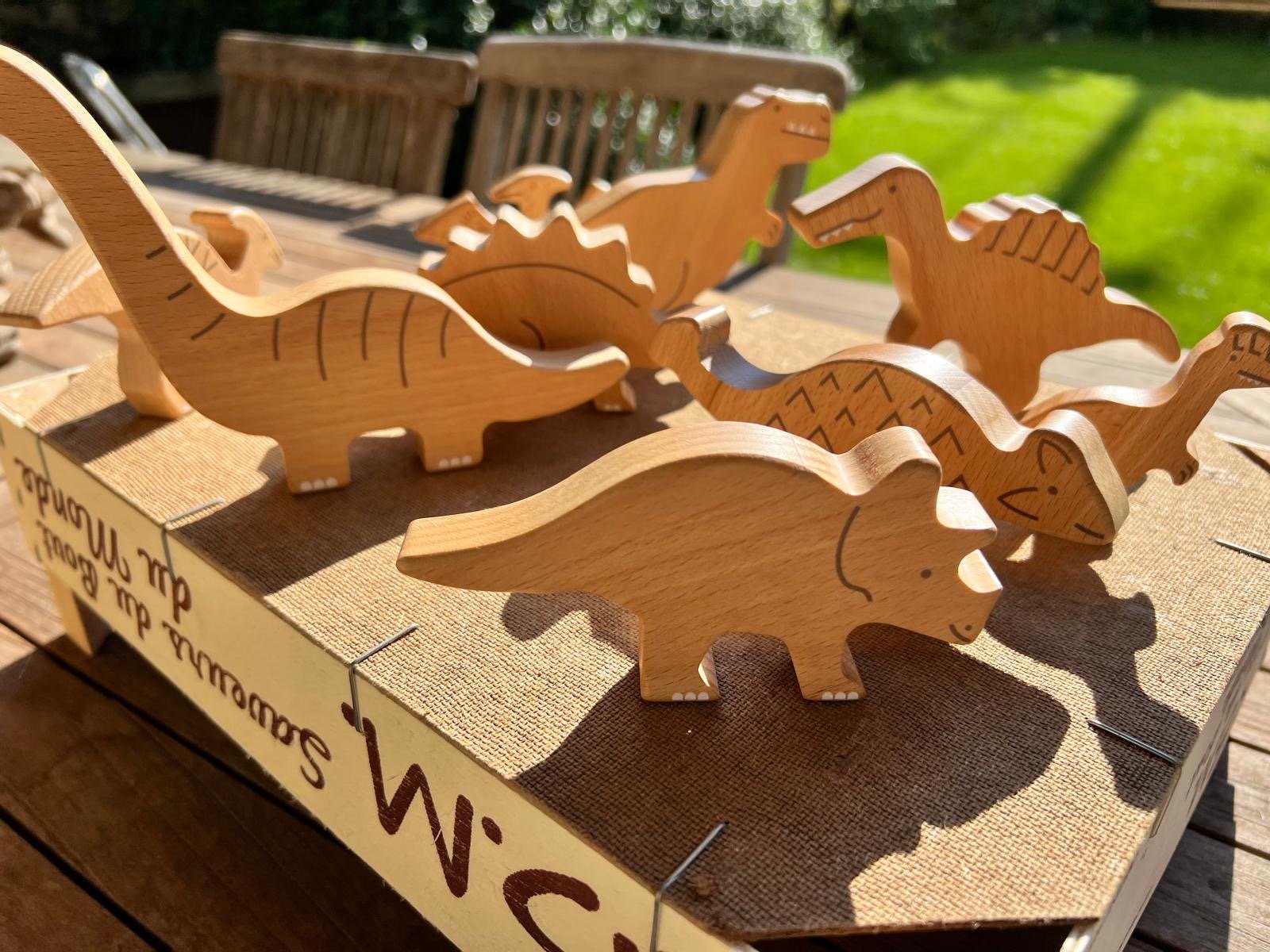 Figurines de dinosaures en bois fait main - La Cabane à Loulous