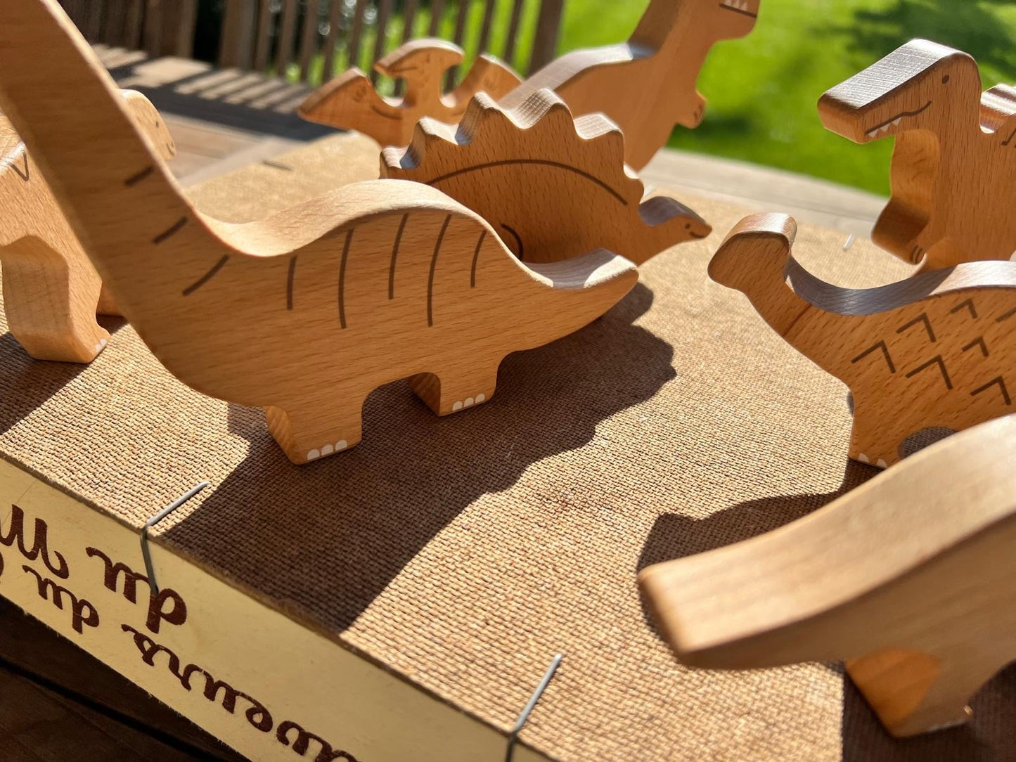 Figurines de dinosaures en bois fait main - La Cabane à Loulous