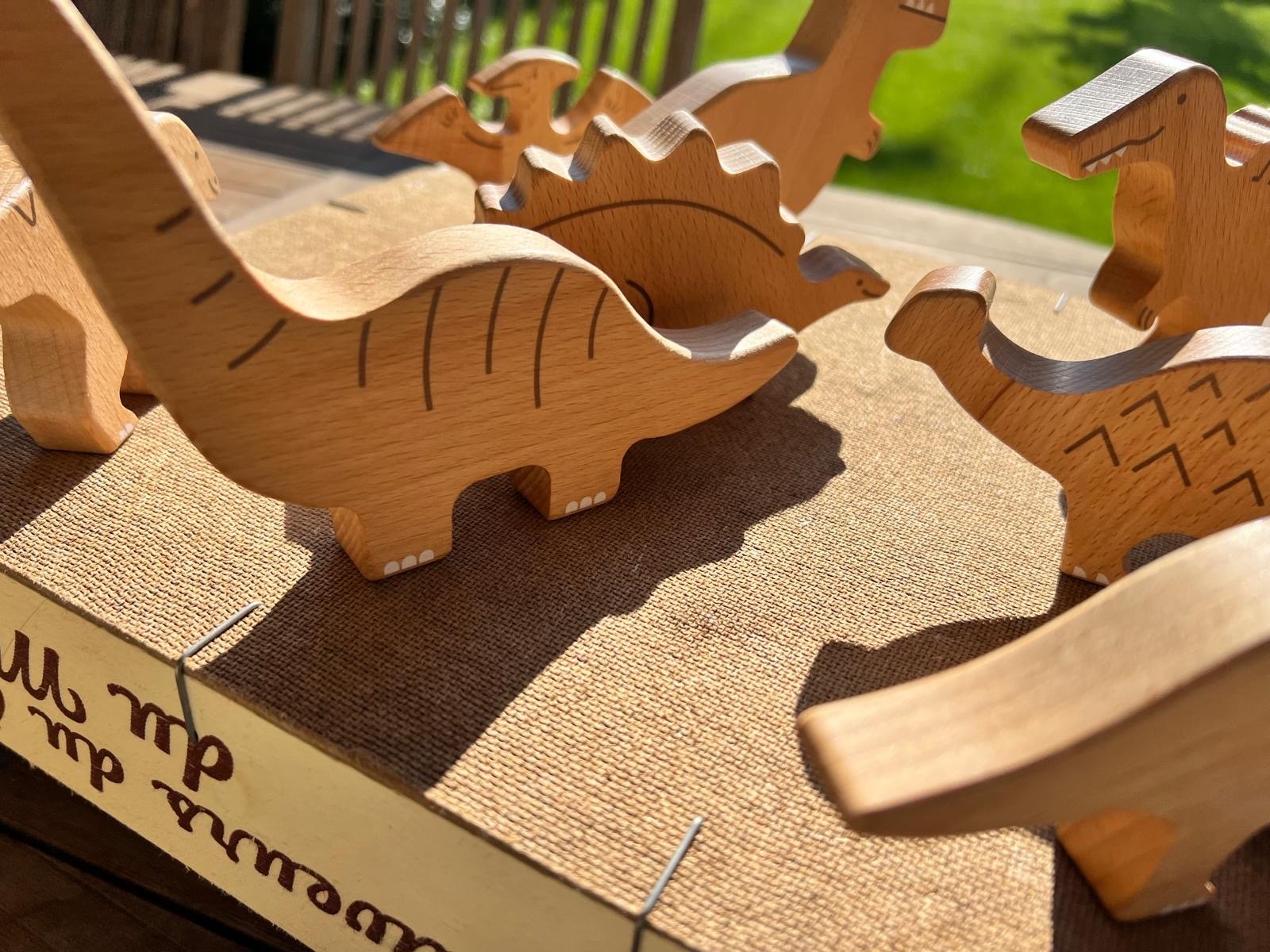 Figurines de dinosaures en bois fait main - La Cabane à Loulous