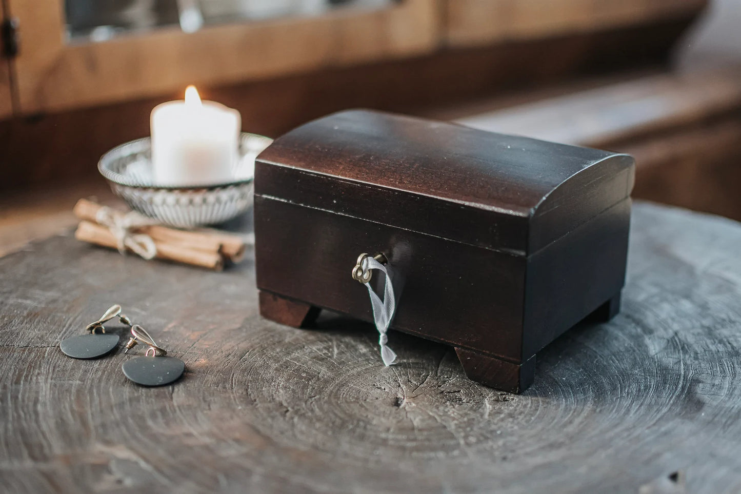 Boîte à souvenirs en bois marron foncé avec deux compartiments