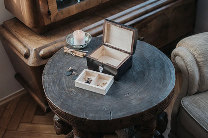 Boîte à souvenirs en bois marron foncé avec deux compartiments