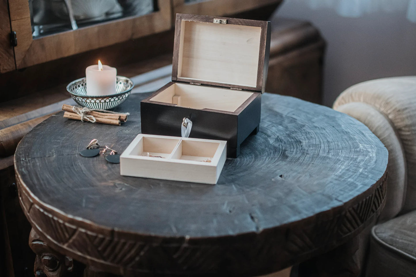 Boîte à souvenirs en bois marron foncé avec deux compartiments