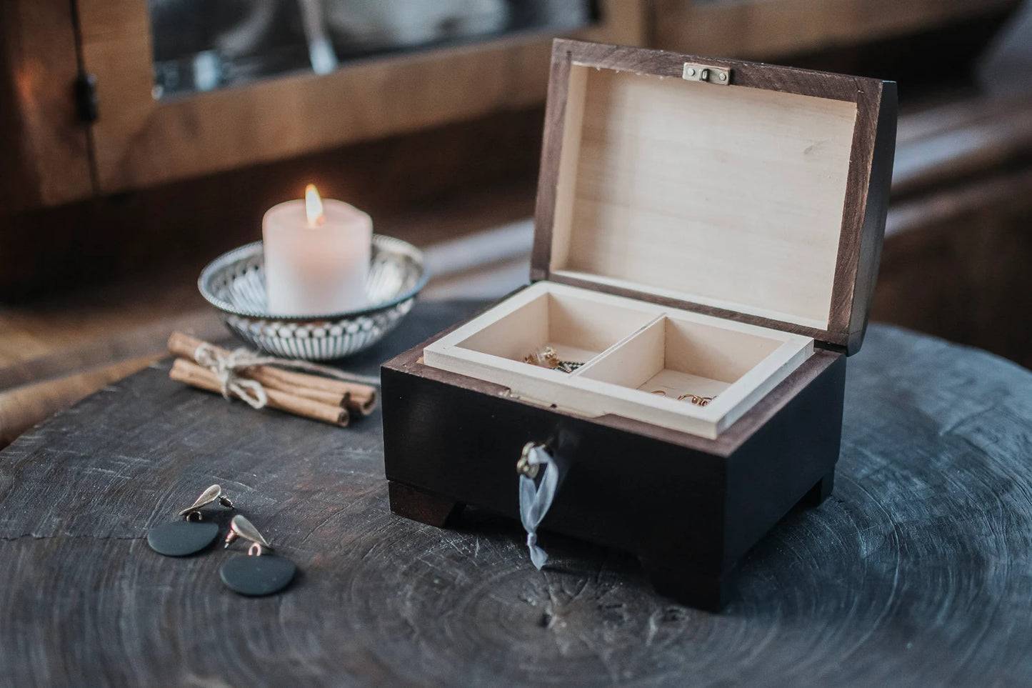 Boîte à souvenirs en bois marron foncé avec deux compartiments