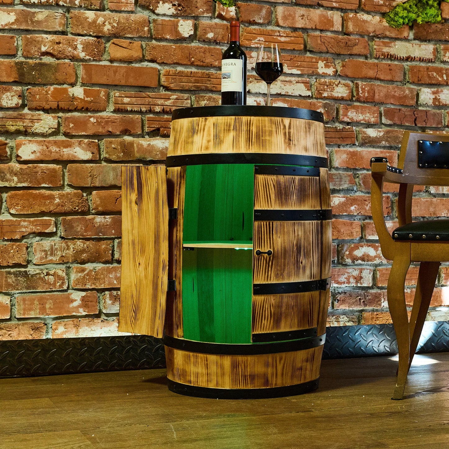 Armoire tonneau en bois avec lumière et portes