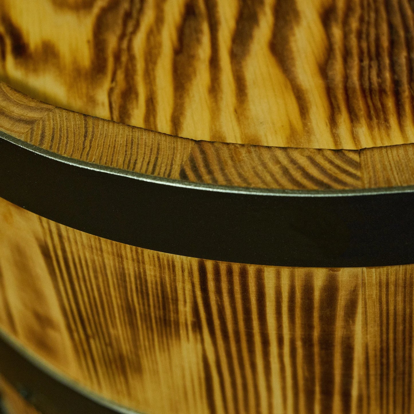 Armoire tonneau en bois avec lumière et portes