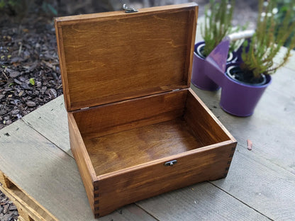 Boite à bijoux en bois marron avec fermoir