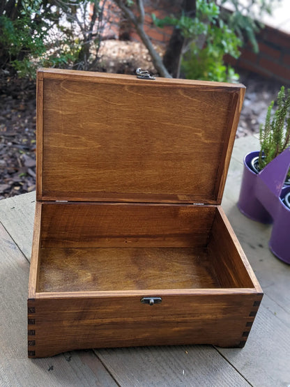 Boite à bijoux en bois marron avec fermoir