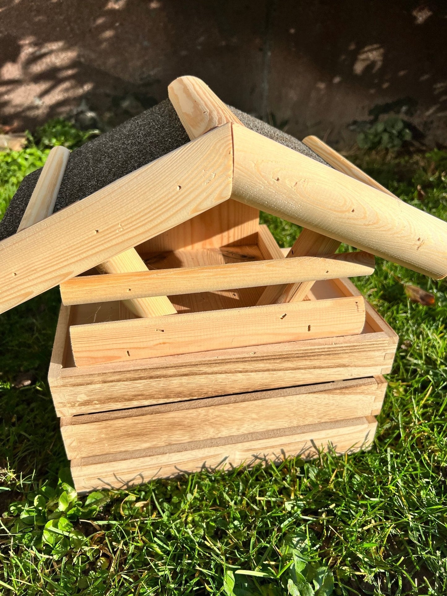 Nichoir artisanal en bois pour oiseaux du jardin – toit étanche, largeur 28 mm - La Cabane à Loulous