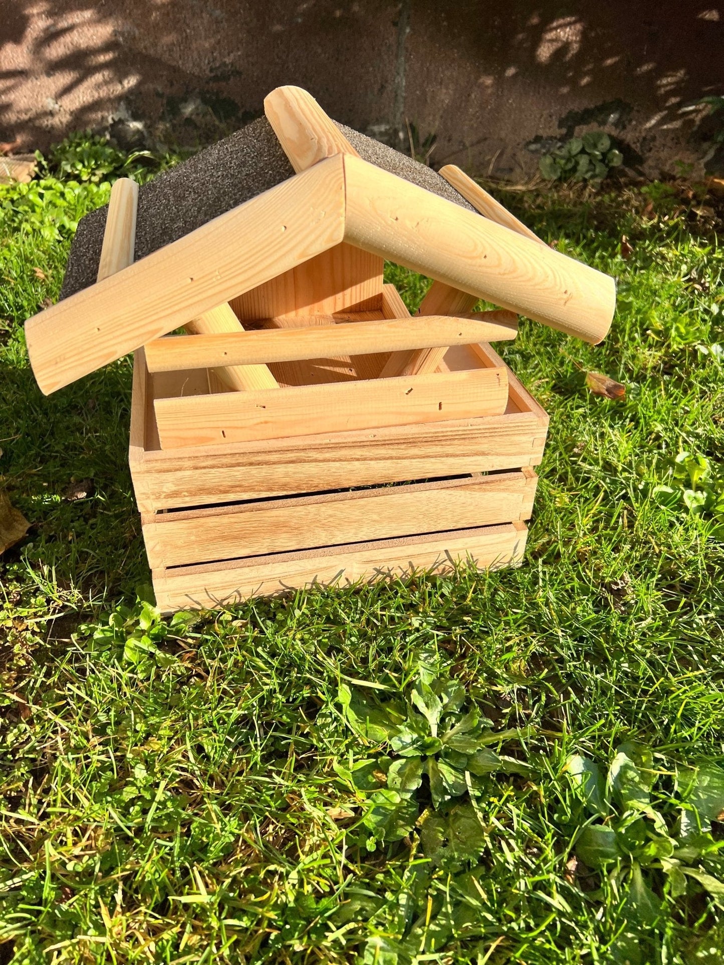 Nichoir artisanal en bois pour oiseaux du jardin – toit étanche, largeur 28 mm - La Cabane à Loulous