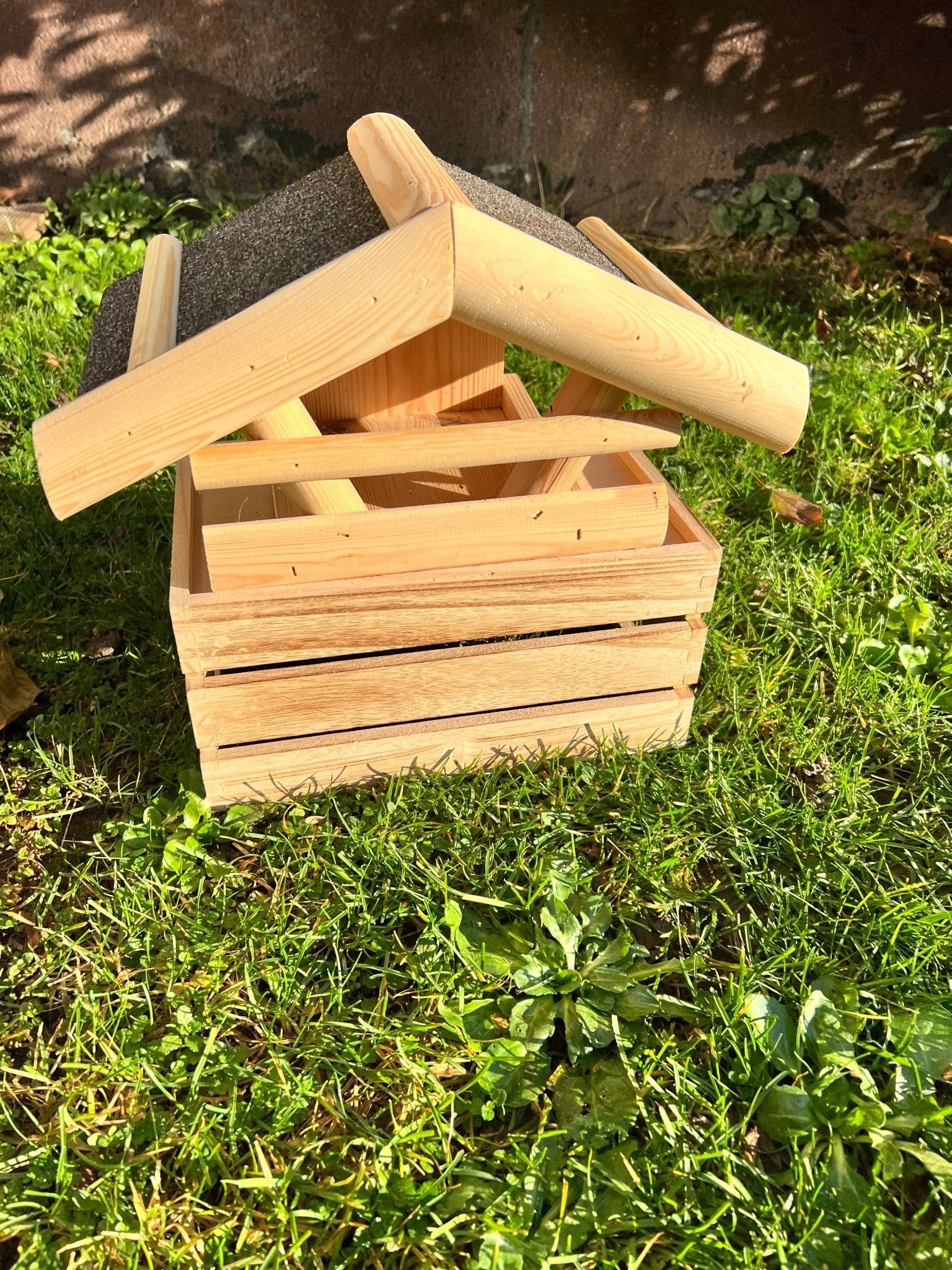 Nichoir artisanal en bois pour oiseaux du jardin – toit étanche, largeur 28 mm - La Cabane à Loulous