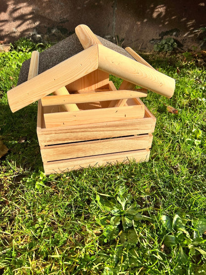 Nichoir artisanal en bois pour oiseaux du jardin – toit étanche, largeur 28 mm - La Cabane à Loulous