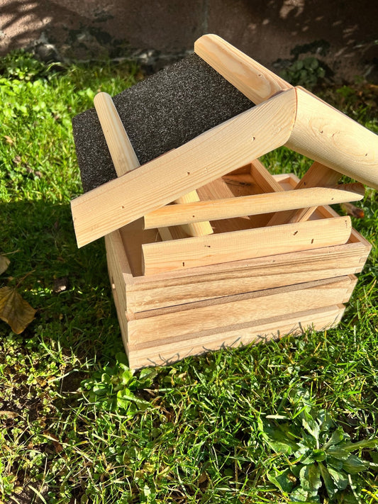 Nichoir artisanal en bois pour oiseaux du jardin – toit étanche, largeur 28 mm - La Cabane à Loulous