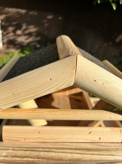 Nichoir artisanal en bois pour oiseaux du jardin – toit étanche, largeur 28 mm - La Cabane à Loulous