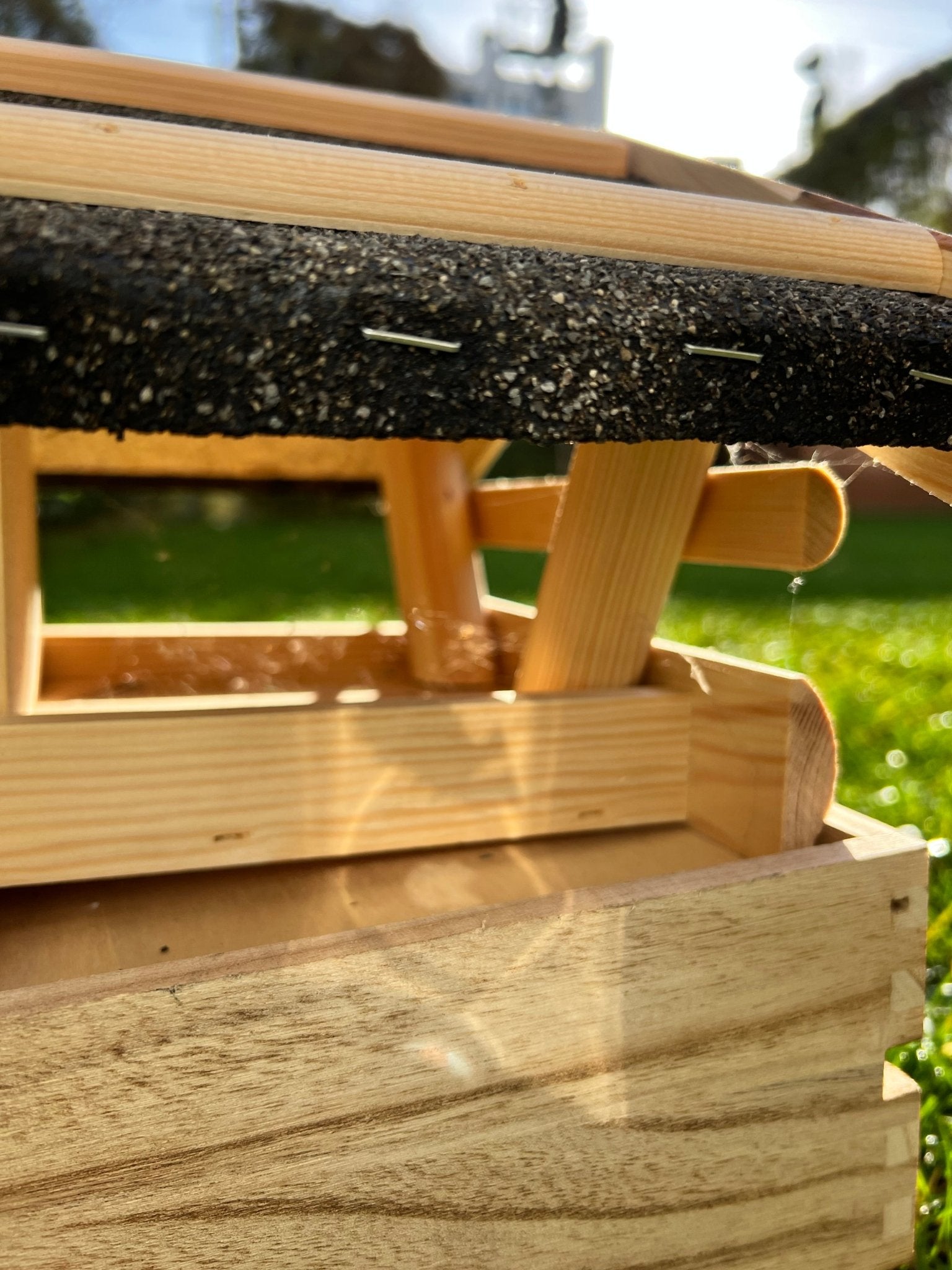 Nichoir artisanal en bois pour oiseaux du jardin – toit étanche, largeur 28 mm - La Cabane à Loulous