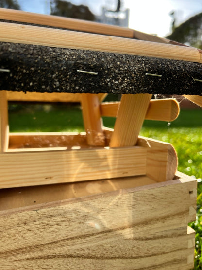 Nichoir artisanal en bois pour oiseaux du jardin – toit étanche, largeur 28 mm - La Cabane à Loulous