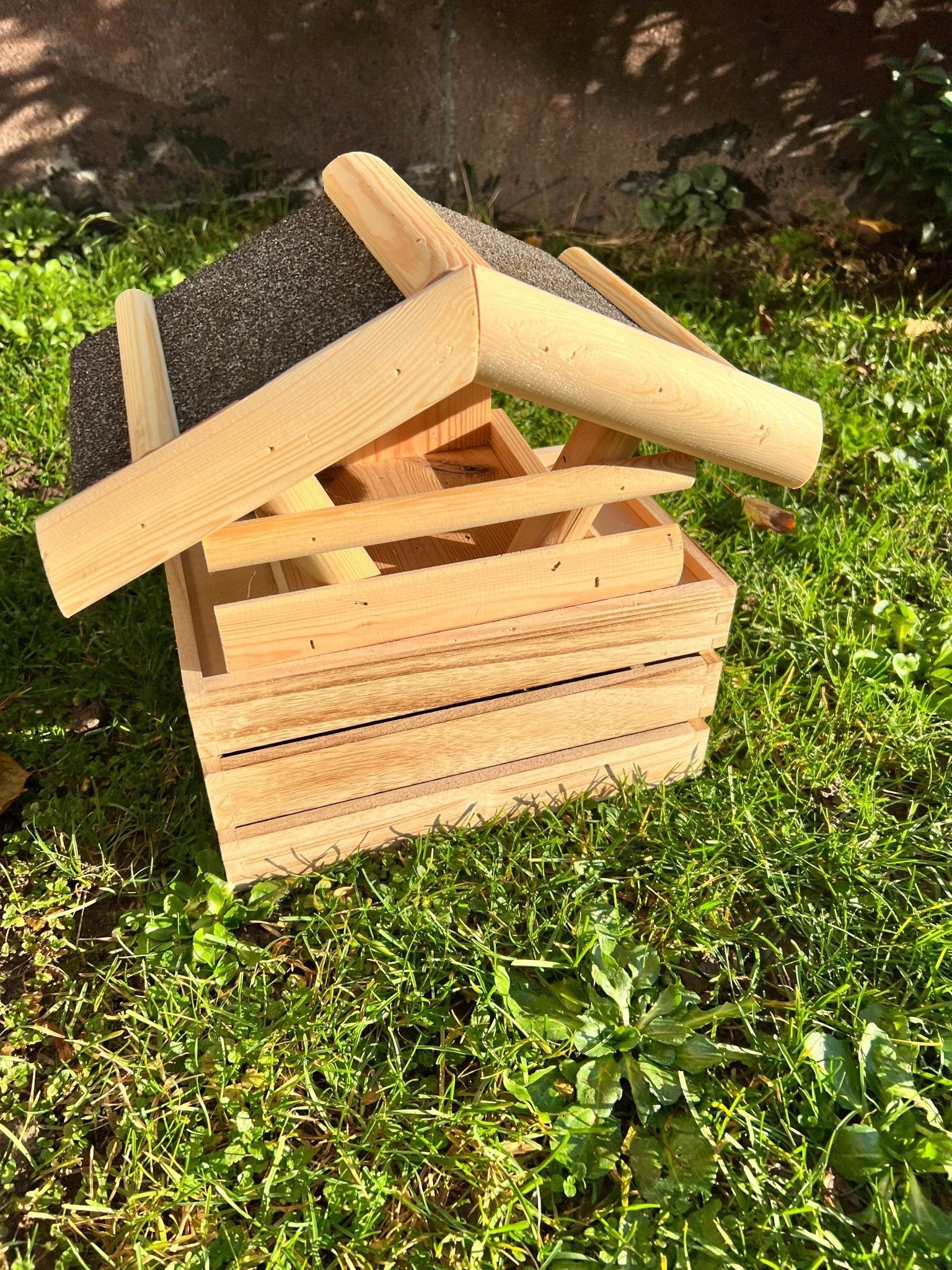 Nichoir artisanal en bois pour oiseaux du jardin – toit étanche, largeur 28 mm - La Cabane à Loulous