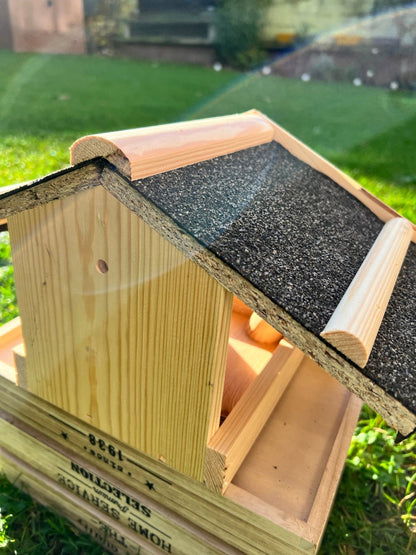 Nichoir artisanal en bois pour oiseaux du jardin – toit étanche, largeur 28 mm - La Cabane à Loulous